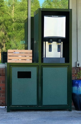 Green water stations built with recycled panels and metal frame